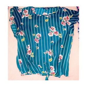 Cute green shirt with flowers 🌸
